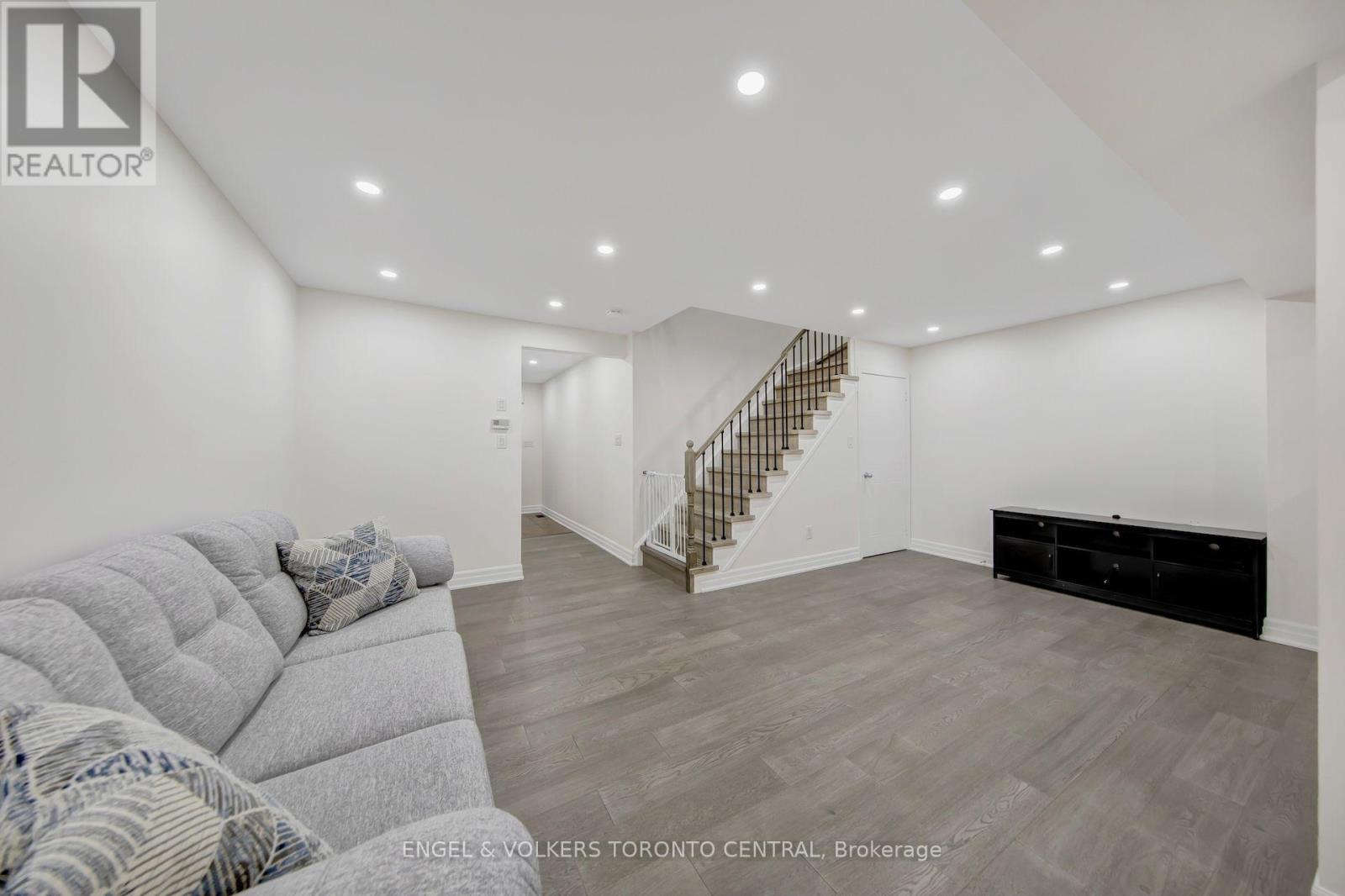 1511 Glenbourne Drive, Oshawa, Ontario  L1K 0M5 - Photo 4 - E13596066