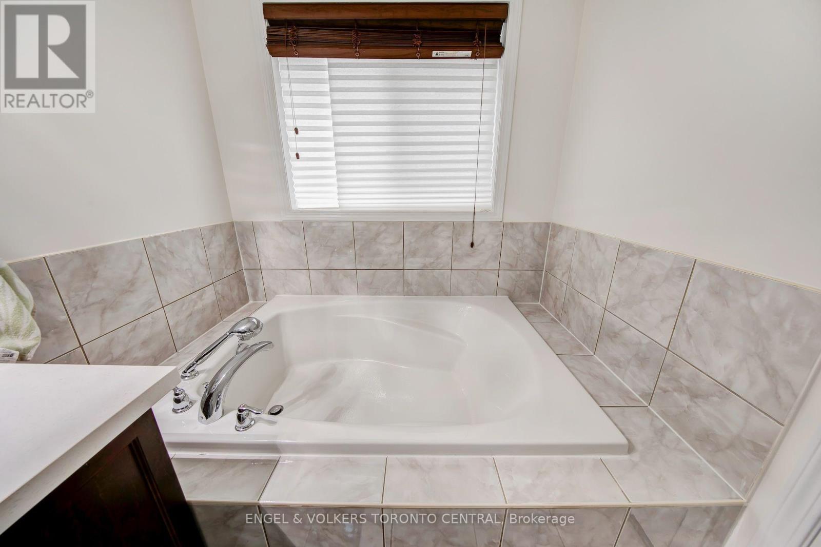 1511 Glenbourne Drive, Oshawa, Ontario  L1K 0M5 - Photo 12 - E13596066