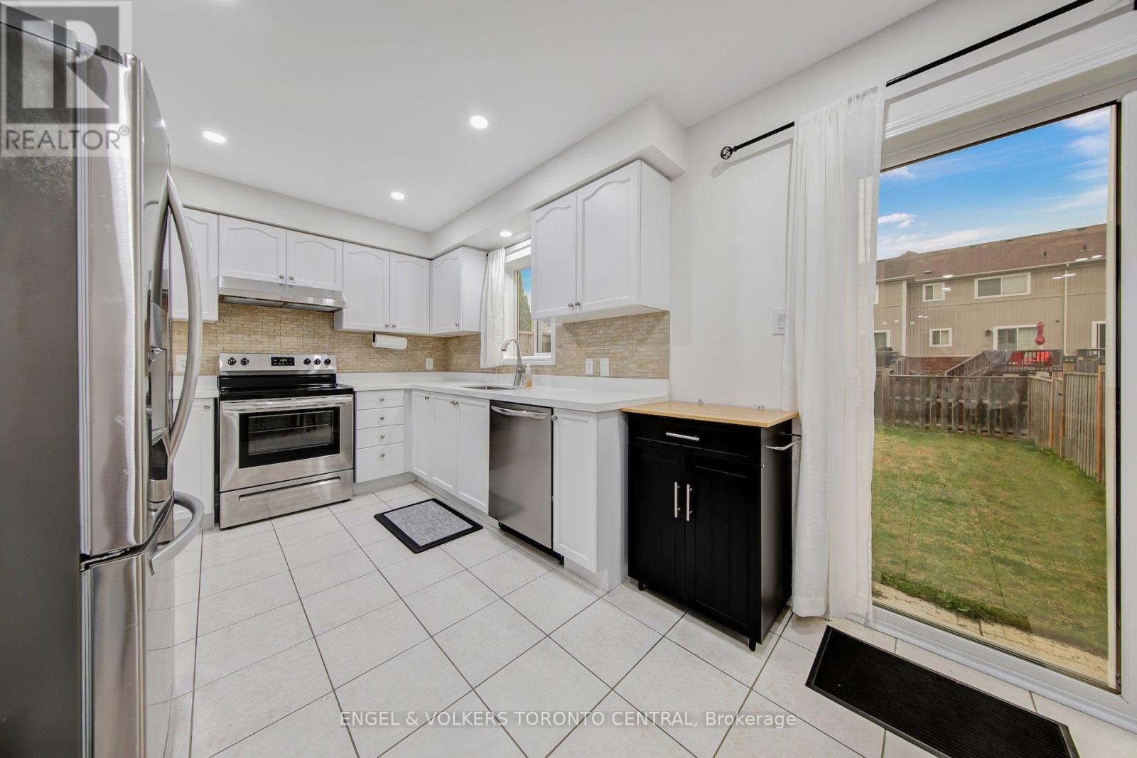1511 Glenbourne Drive, Oshawa, Ontario  L1K 0M5 - Photo 5 - E13596066