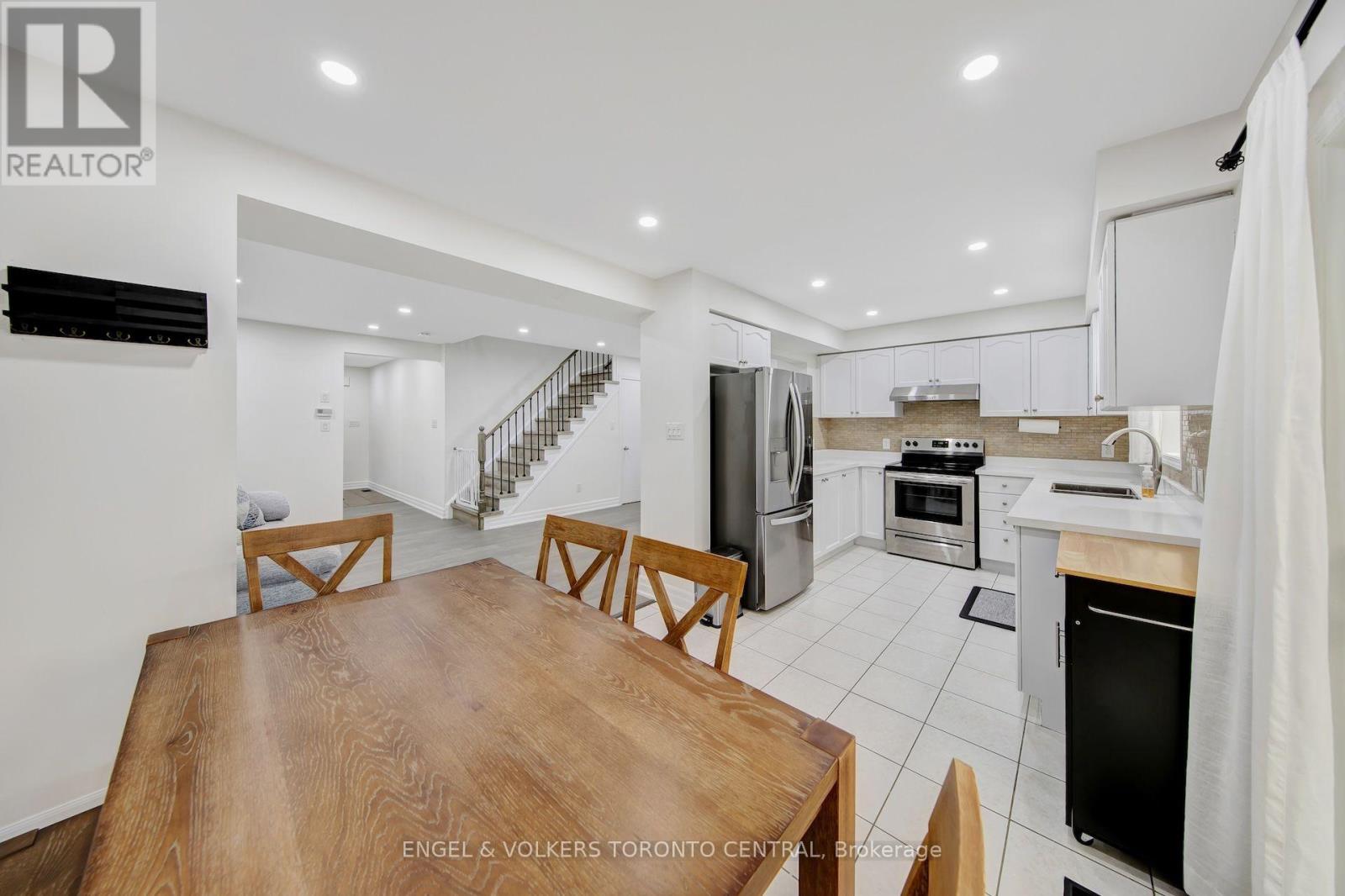 1511 Glenbourne Drive, Oshawa, Ontario  L1K 0M5 - Photo 7 - E13596066