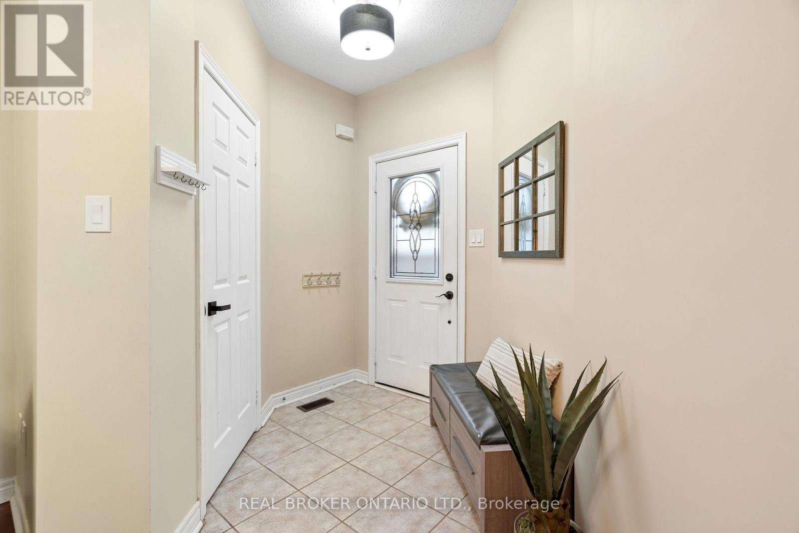 27 Spruce Boulevard, Halton Hills, Ontario L7J 2Y3 - Photo 4 - W13702218