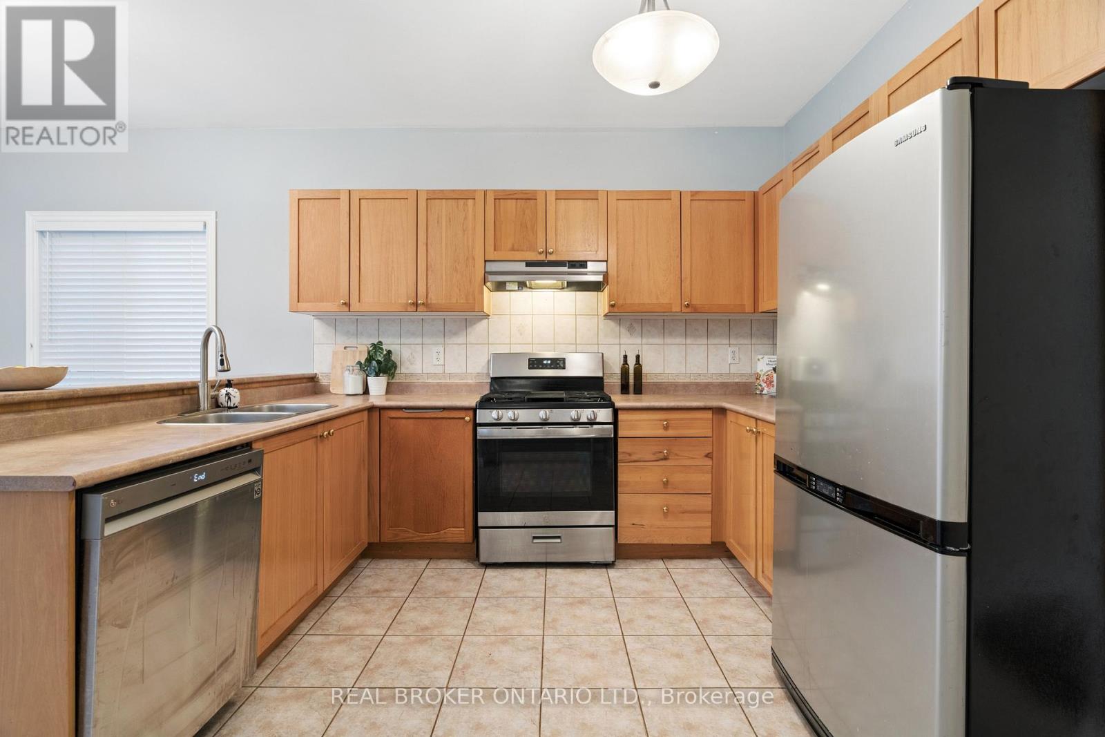 27 Spruce Boulevard, Halton Hills, Ontario L7J 2Y3 - Photo 8 - W13702218