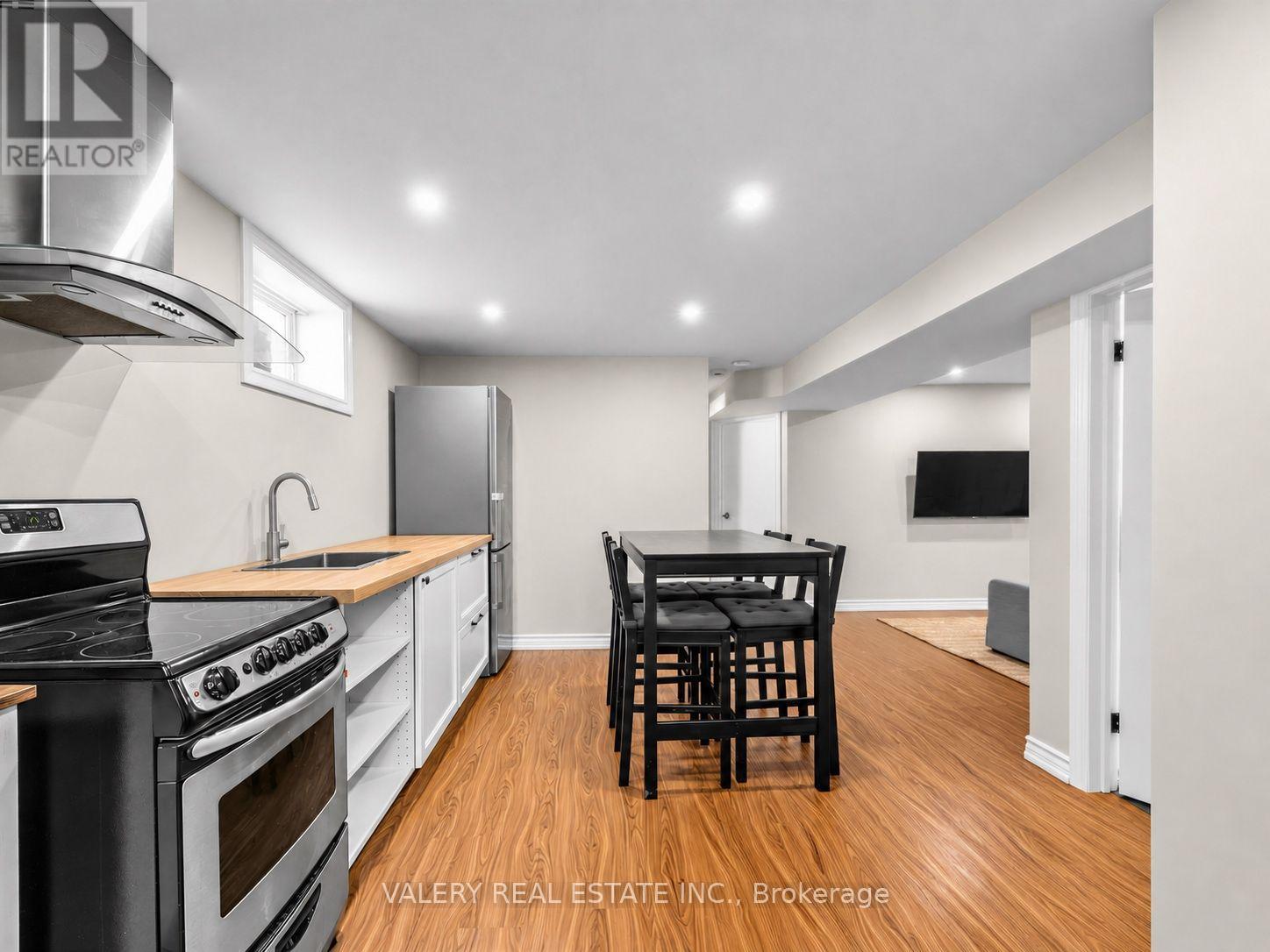 Lower #2 - 12 Arkley Crescent, Toronto, Ontario M9R 3S3 - Photo 1 - W13702244