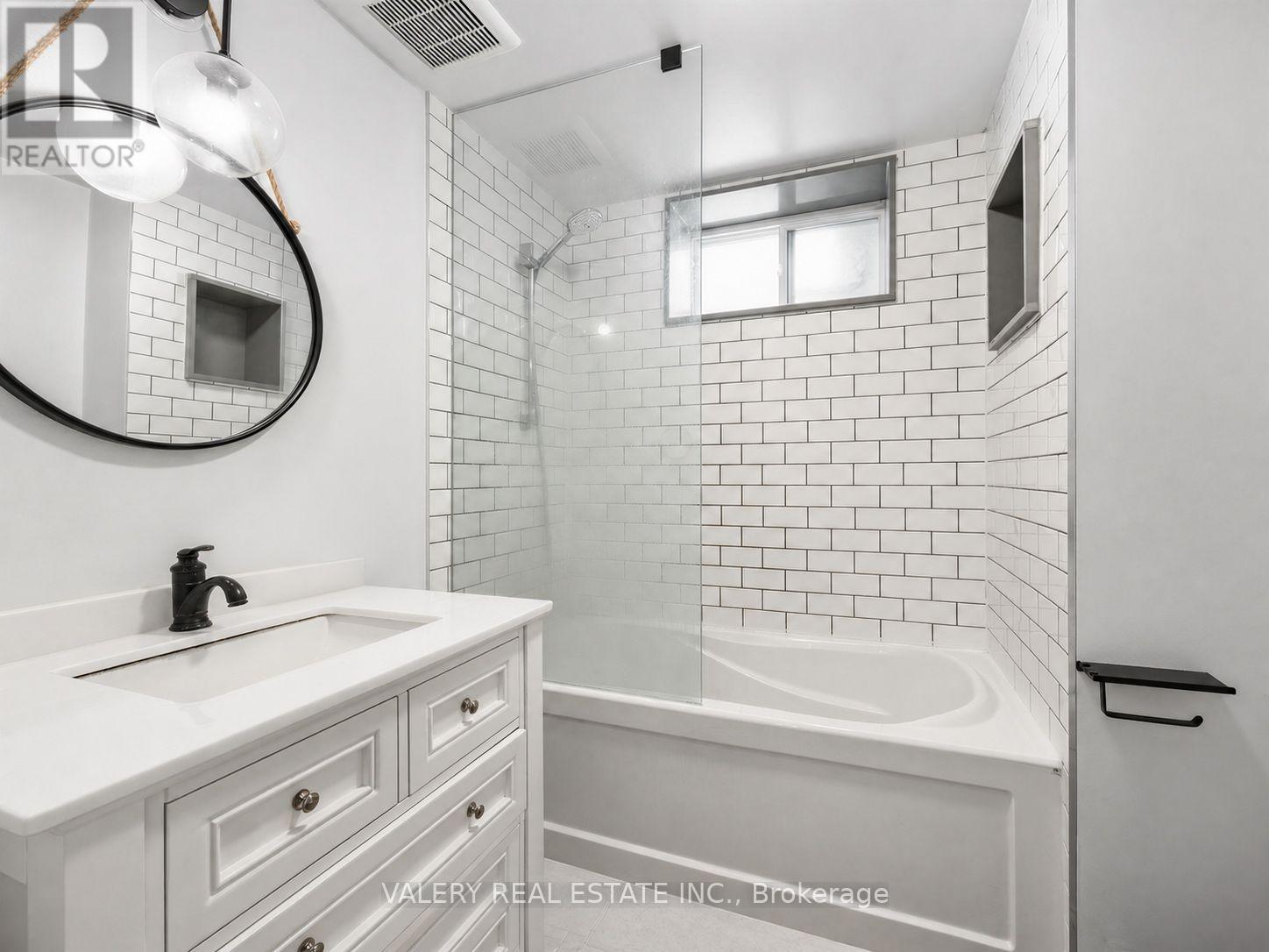 Lower #2 - 12 Arkley Crescent, Toronto, Ontario M9R 3S3 - Photo 13 - W13702244