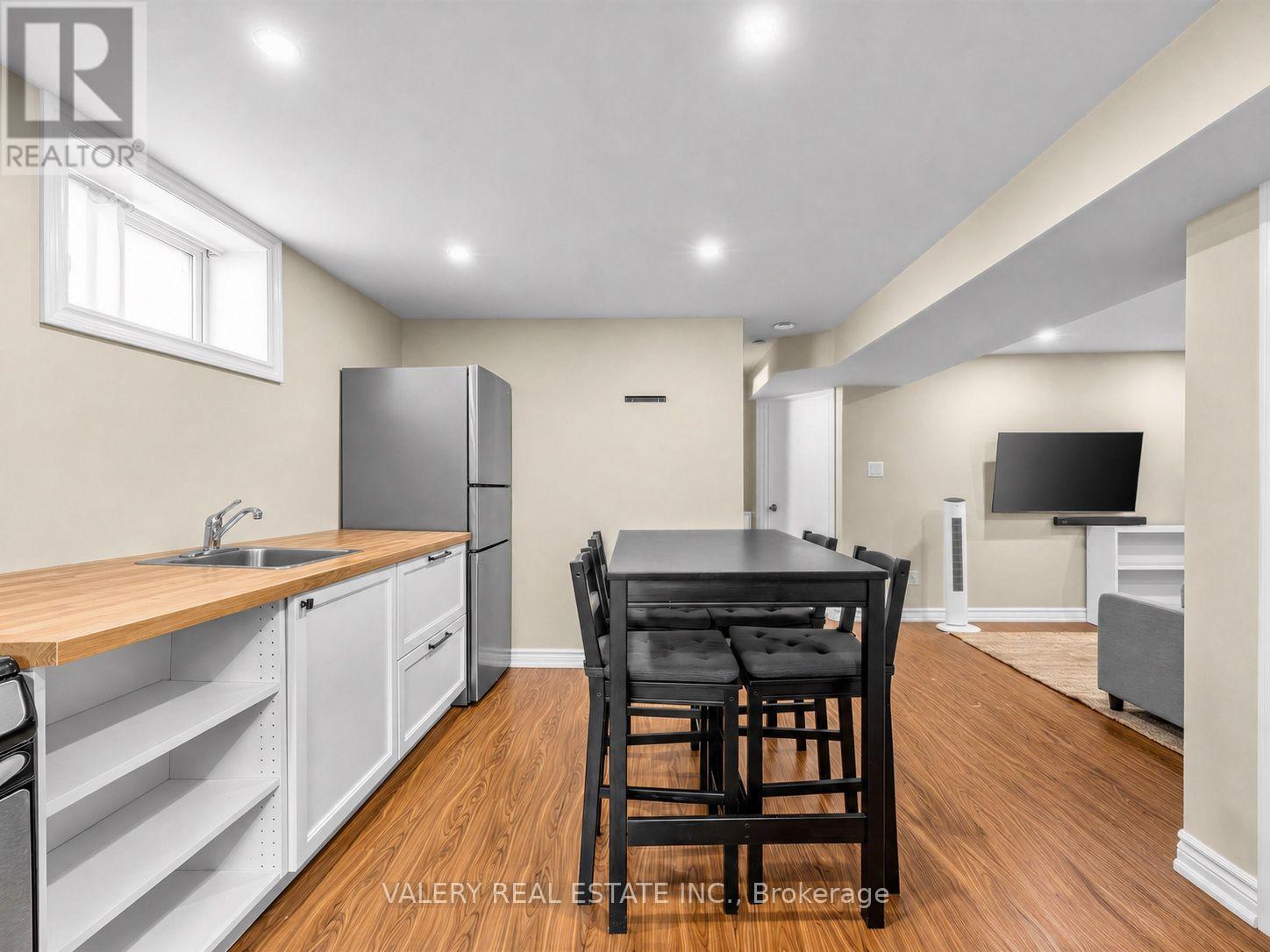 Lower #2 - 12 Arkley Crescent, Toronto, Ontario M9R 3S3 - Photo 4 - W13702244