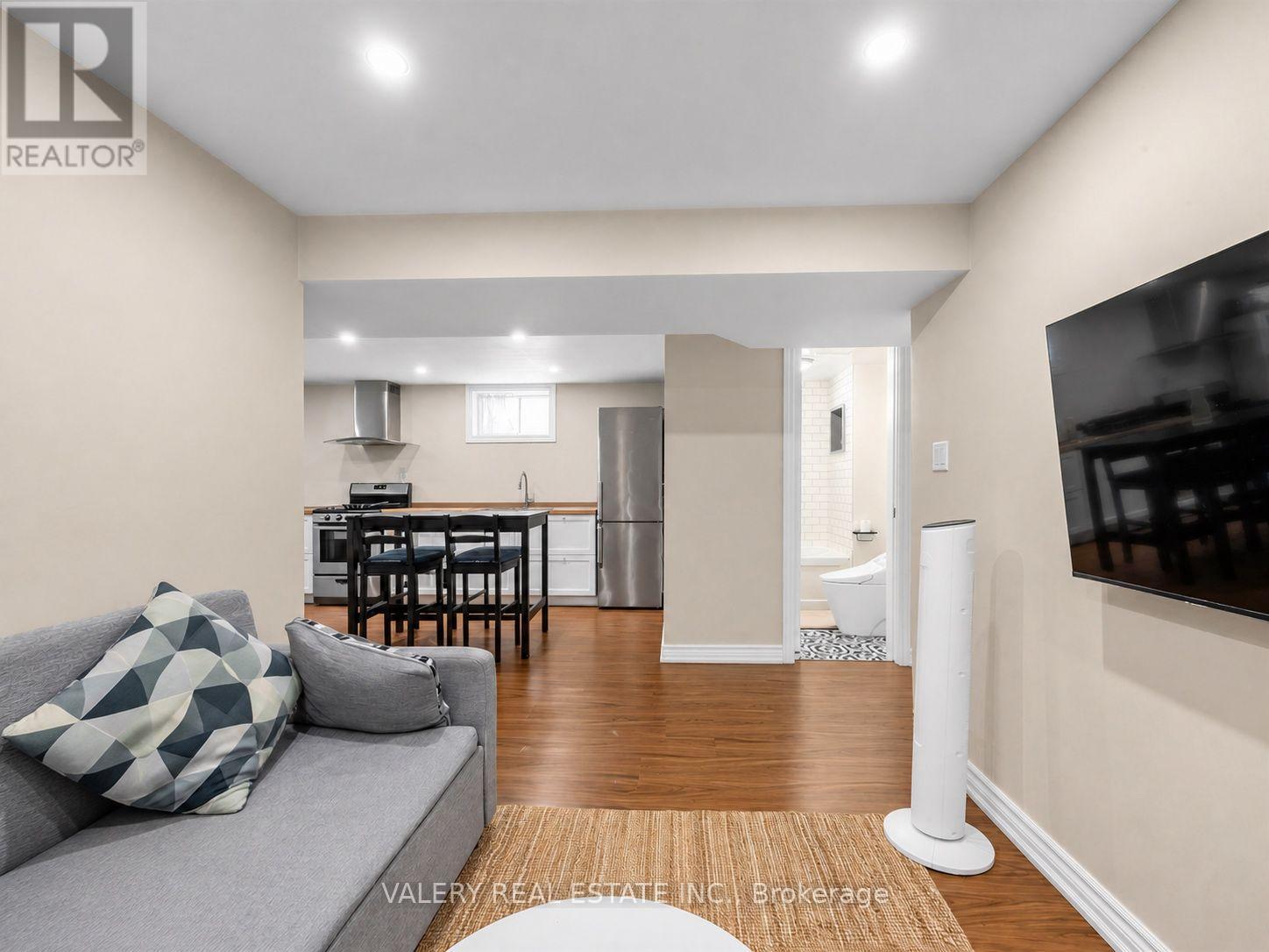 Lower #2 - 12 Arkley Crescent, Toronto, Ontario M9R 3S3 - Photo 8 - W13702244
