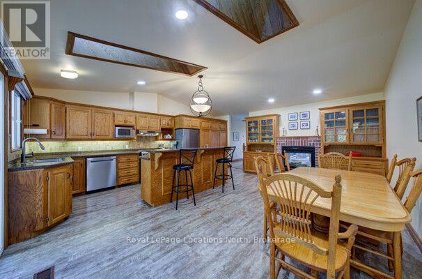 2225 Tiny Beaches Road S, Tiny, Ontario  L0L 1P0 - Photo 18 - S13702330