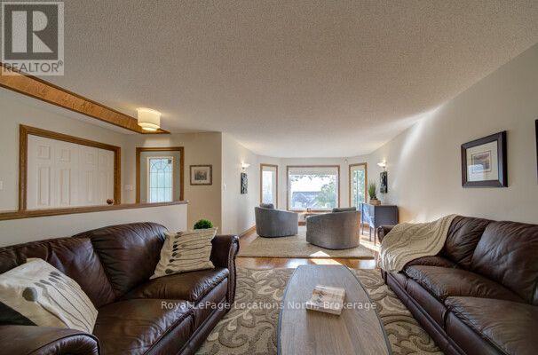 2225 Tiny Beaches Road S, Tiny, Ontario  L0L 1P0 - Photo 9 - S13702330