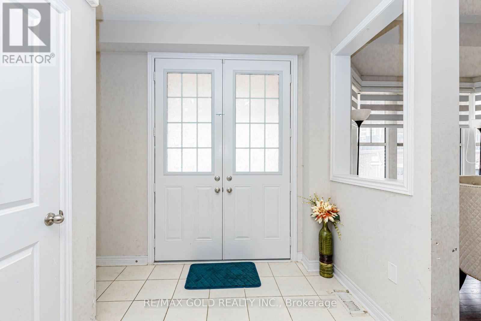 3 Dale Meadows Road, Brampton, Ontario  L7A 4Z9 - Photo 4 - W13702398