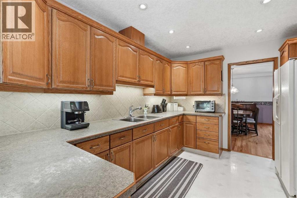 22a Woodmeadow Close Sw, Calgary, Alberta  T2W 4L8 - Photo 6 - A2317102