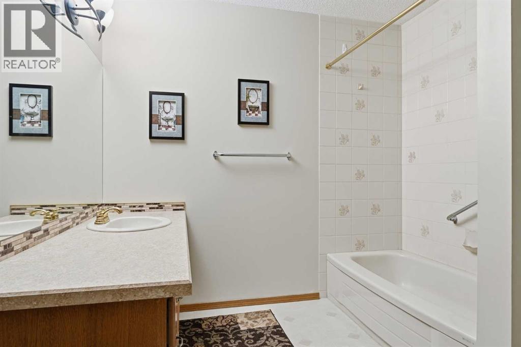 22a Woodmeadow Close Sw, Calgary, Alberta  T2W 4L8 - Photo 15 - A2317102