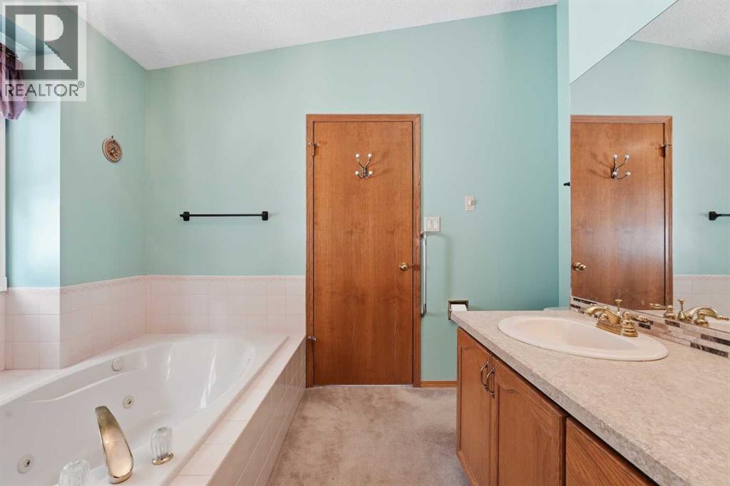 22a Woodmeadow Close Sw, Calgary, Alberta  T2W 4L8 - Photo 23 - A2317102