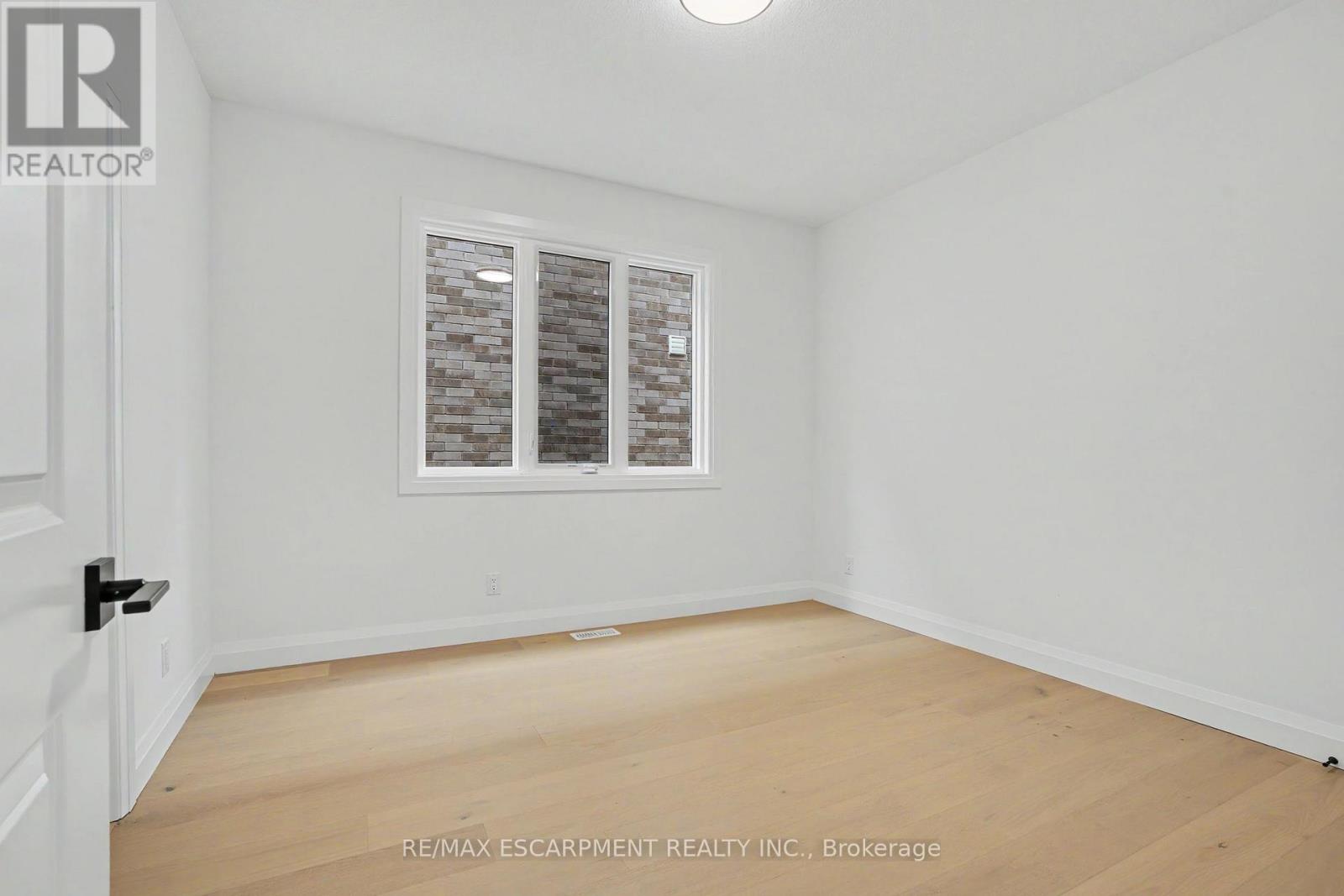 386 Southcote Road, Hamilton, Ontario  L9G 2W3 - Photo 10 - X12556752