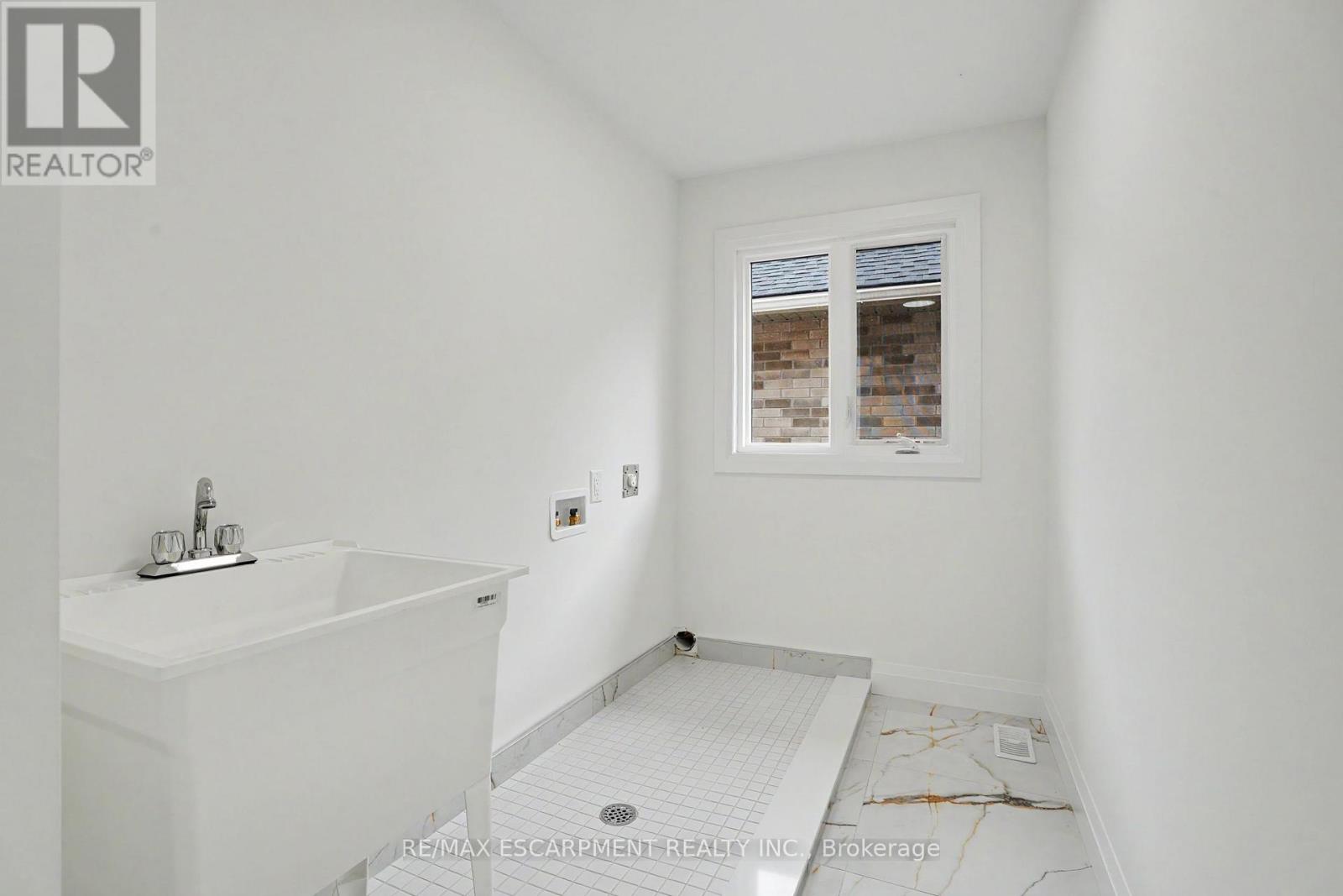 386 Southcote Road, Hamilton, Ontario  L9G 2W3 - Photo 34 - X12556752