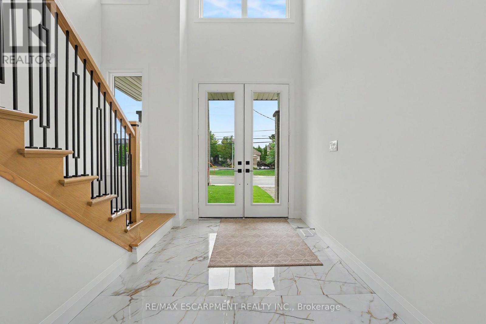 386 Southcote Road, Hamilton, Ontario  L9G 2W3 - Photo 4 - X12556752