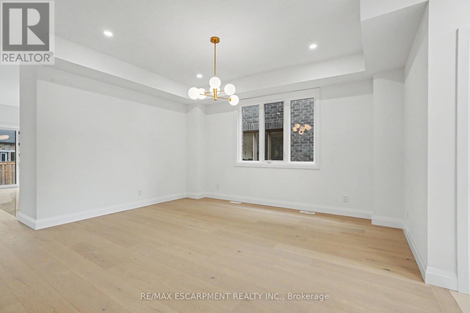 386 Southcote Road, Hamilton, Ontario  L9G 2W3 - Photo 6 - X12556752