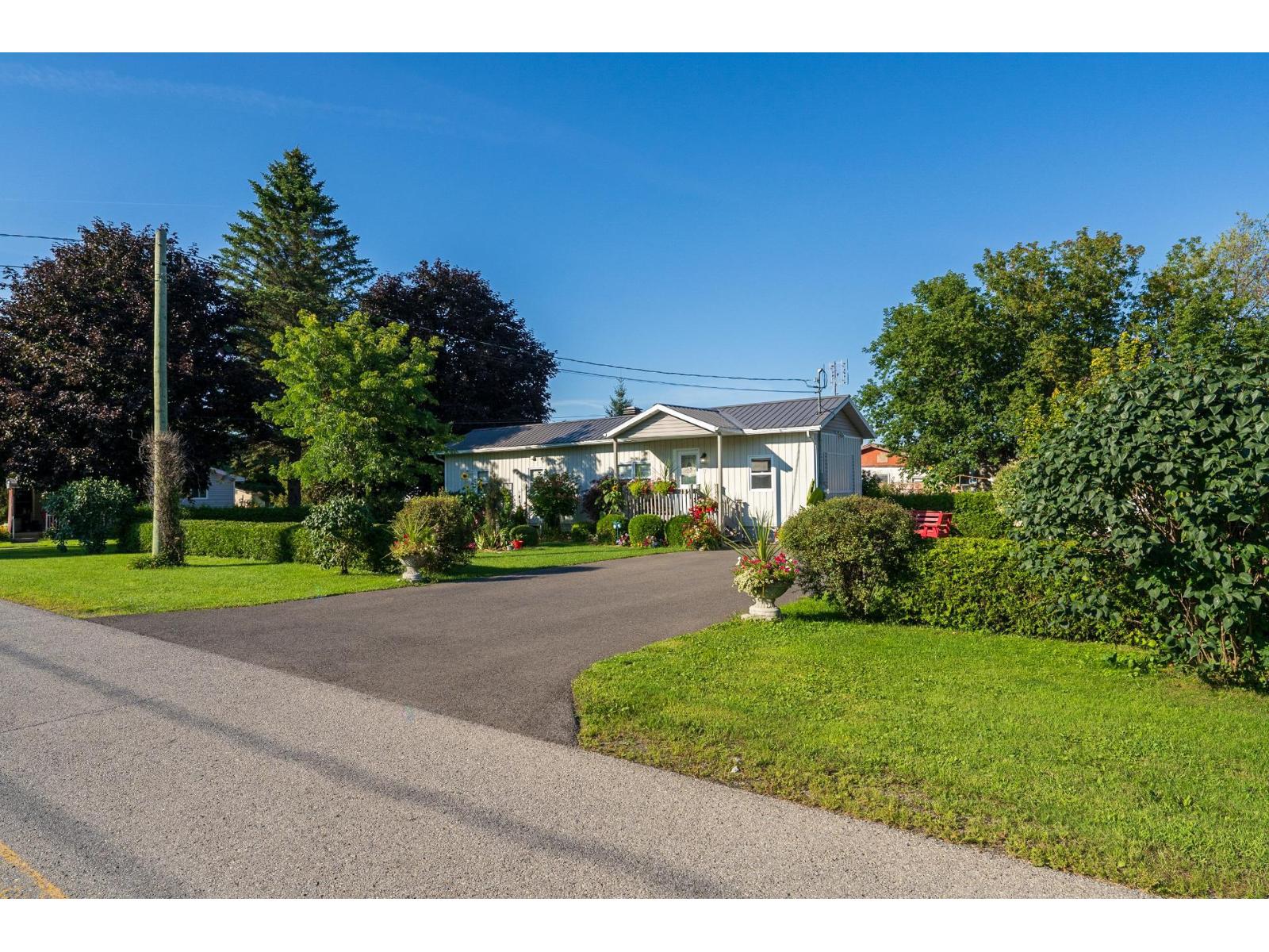 2161 Rue St-Paul Sainte-Clotilde Quebec Canada J0L1W0 2