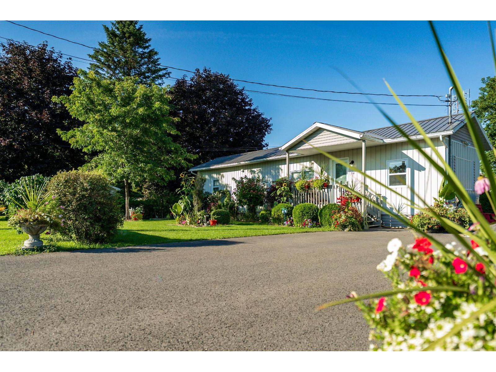 2161 Rue St-Paul Sainte-Clotilde Quebec Canada J0L1W0 3