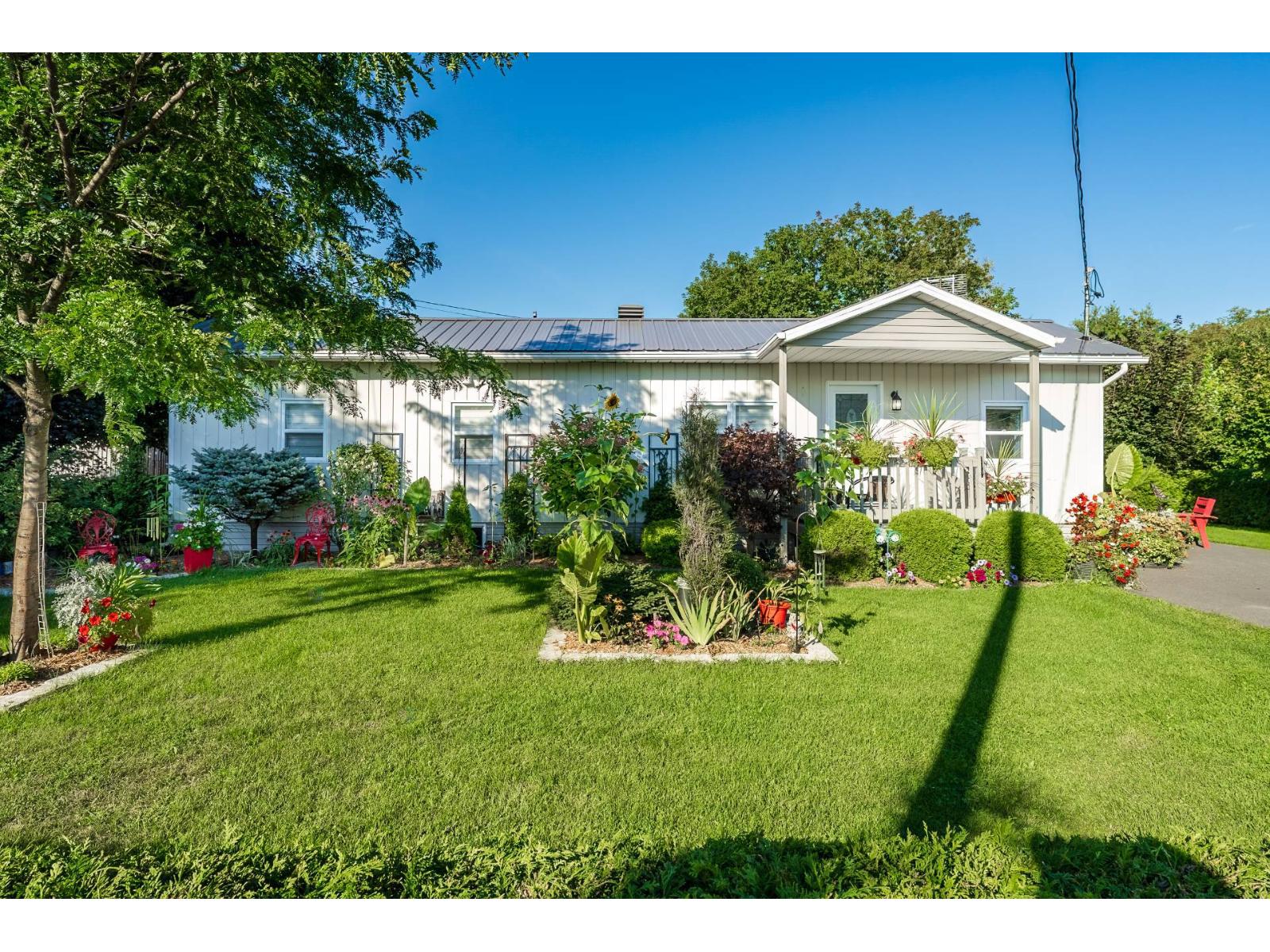 2161 Rue St-Paul Sainte-Clotilde Quebec Canada J0L1W0 4