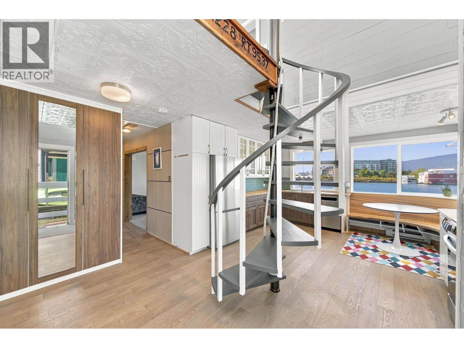A23 415 W Esplanade Avenue, North Vancouver, British Columbia  V7M 1A6 - Photo 3 - R3157965