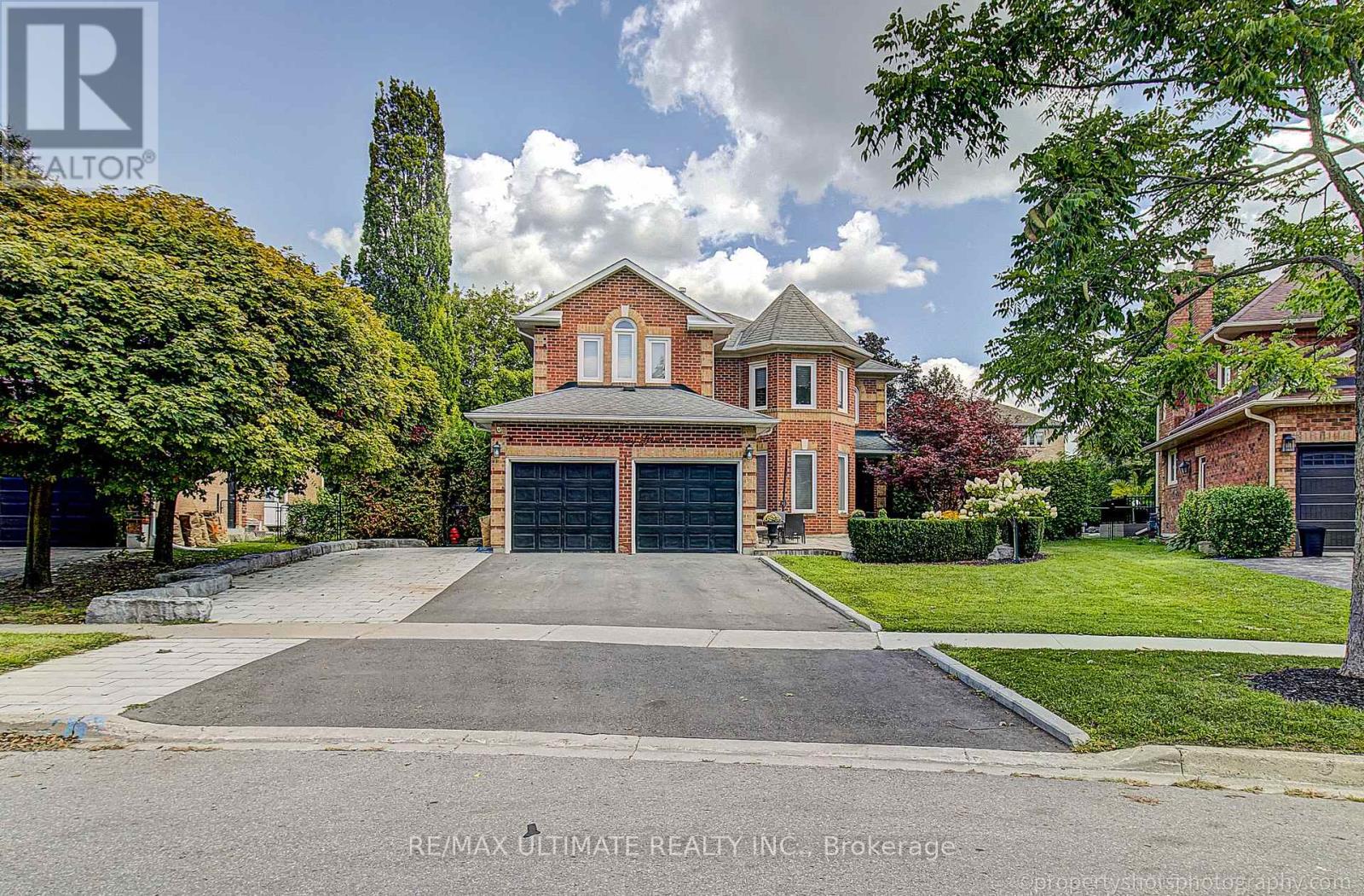 351 FAIRWAY GARDENS, Newmarket, Ontario