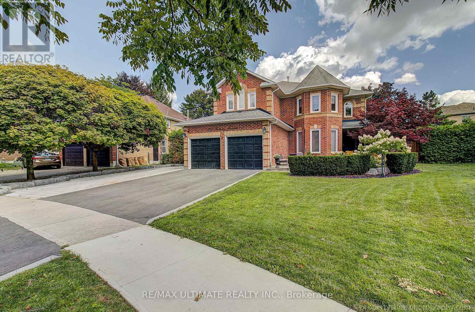 351 Fairway Gardens, Newmarket, Ontario  L3X 1B4 - Photo 3 - N13702574