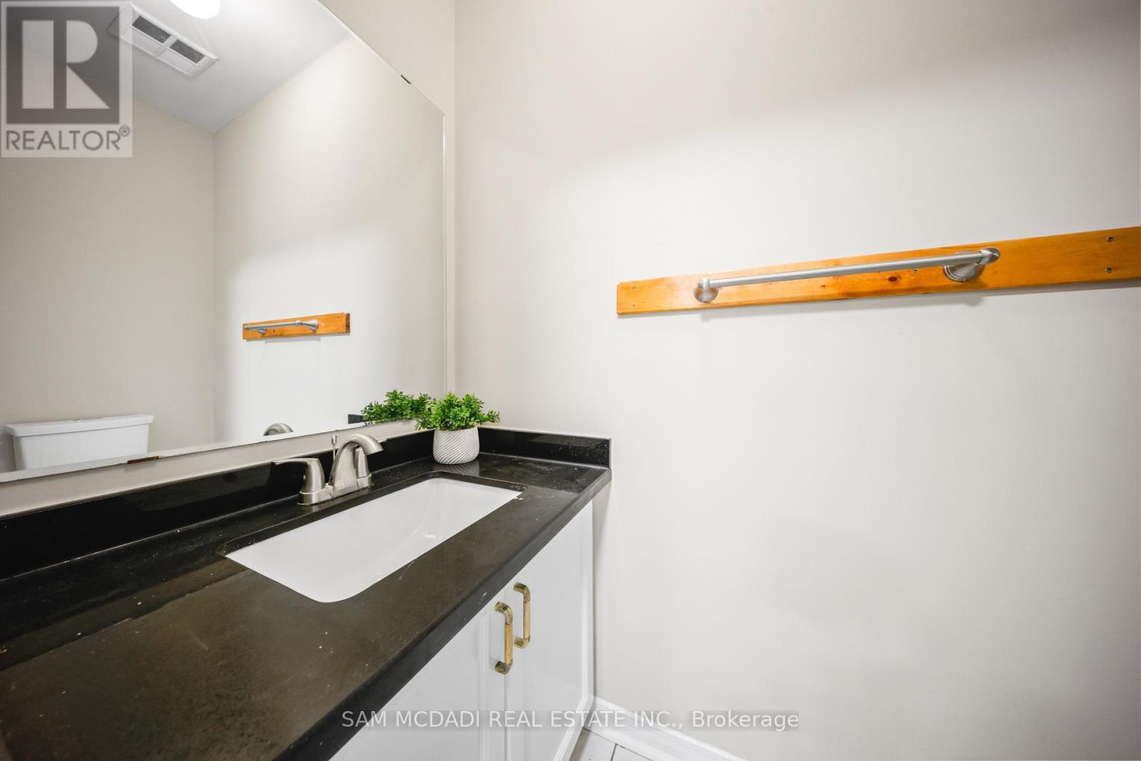 3847 Densbury Drive, Mississauga, Ontario  L5N 6Z3 - Photo 15 - W13702638