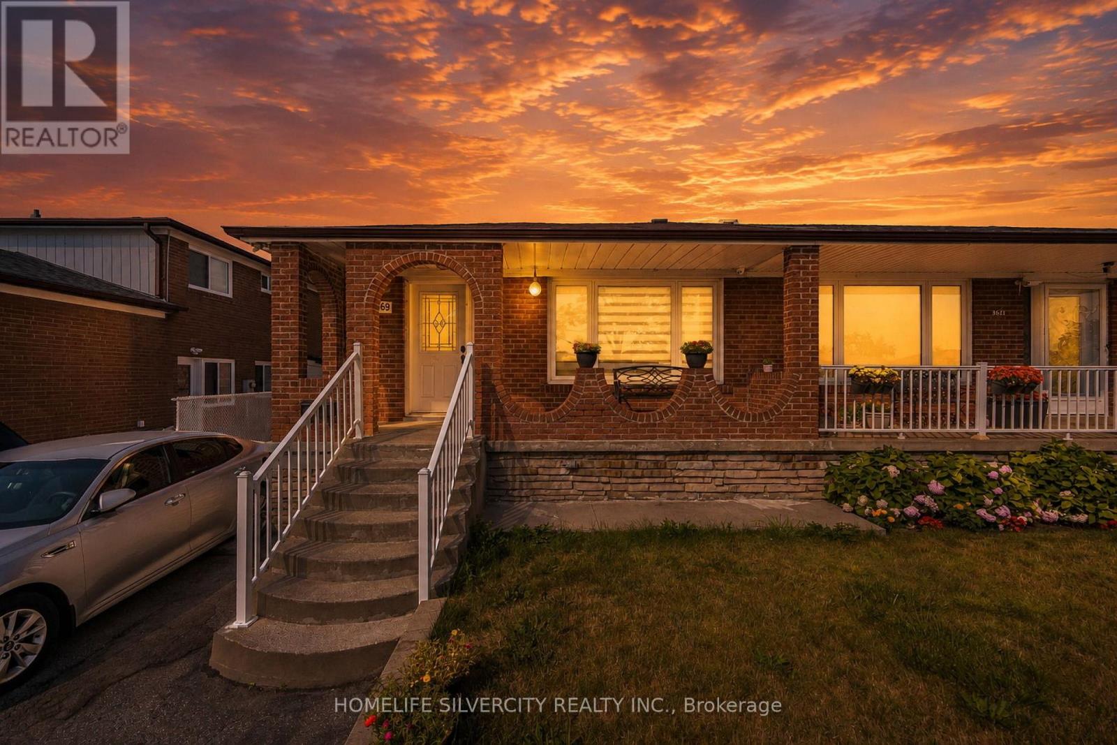 3669 Corliss Crescent, Mississauga, Ontario  L4T 2Z2 - Photo 2 - W13702640