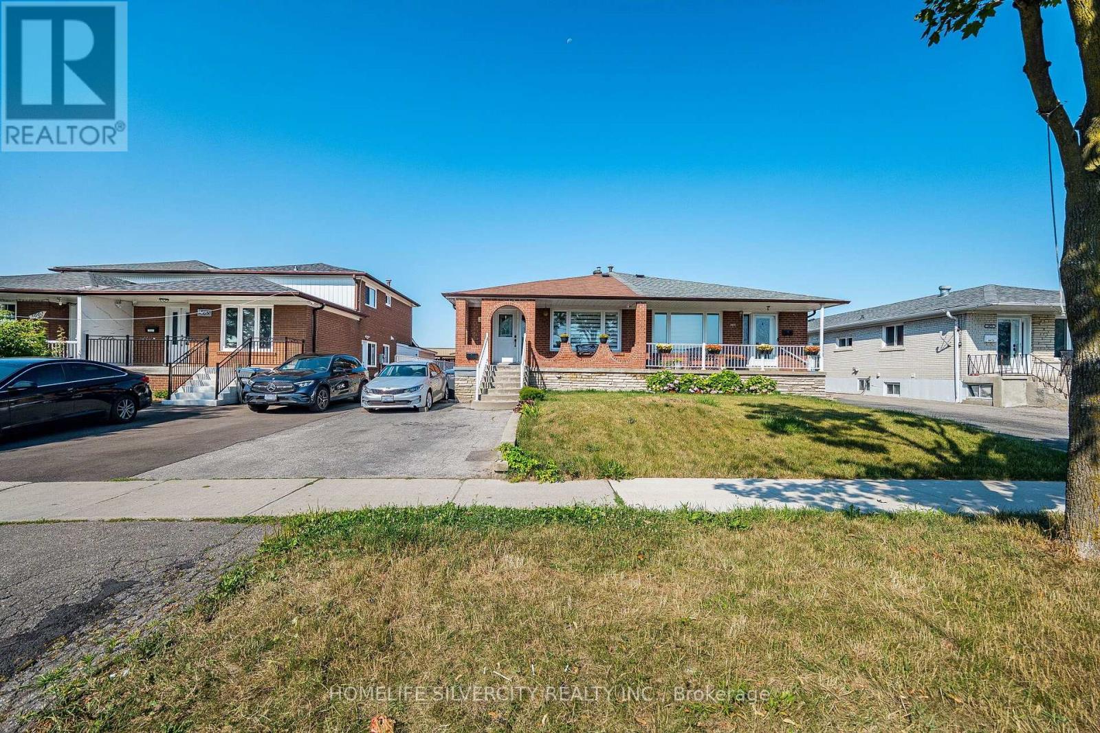 3669 Corliss Crescent, Mississauga, Ontario  L4T 2Z2 - Photo 3 - W13702640