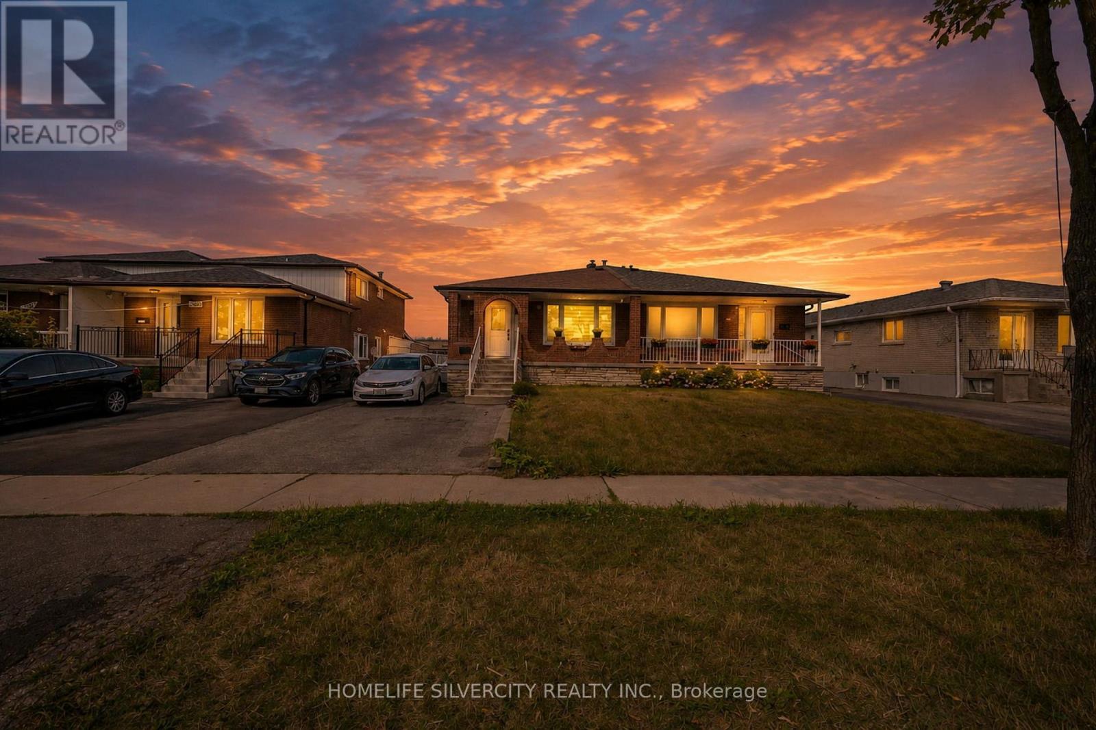 3669 Corliss Crescent, Mississauga, Ontario  L4T 2Z2 - Photo 4 - W13702640