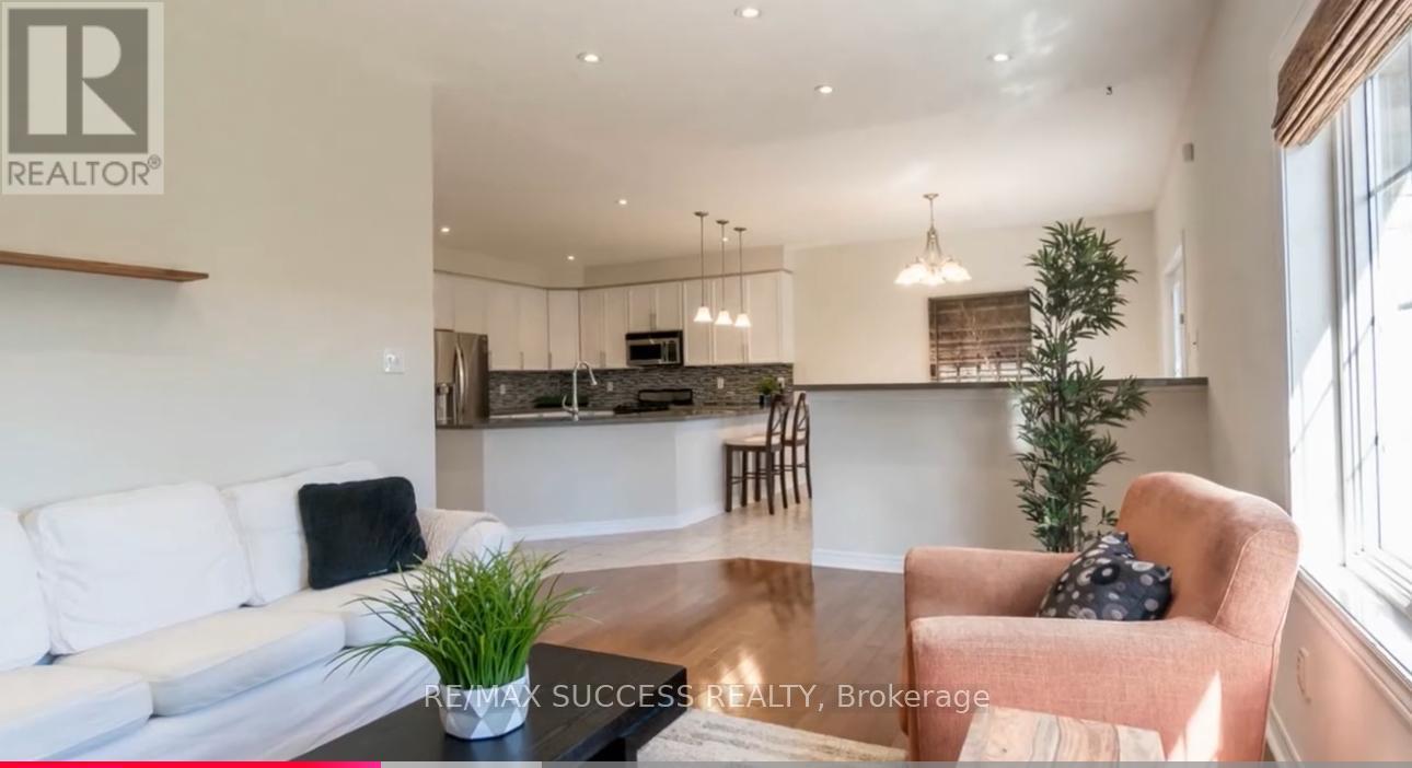 5847 Summerside Drive, Mississauga, Ontario  L5M 6J5 - Photo 10 - W13702720