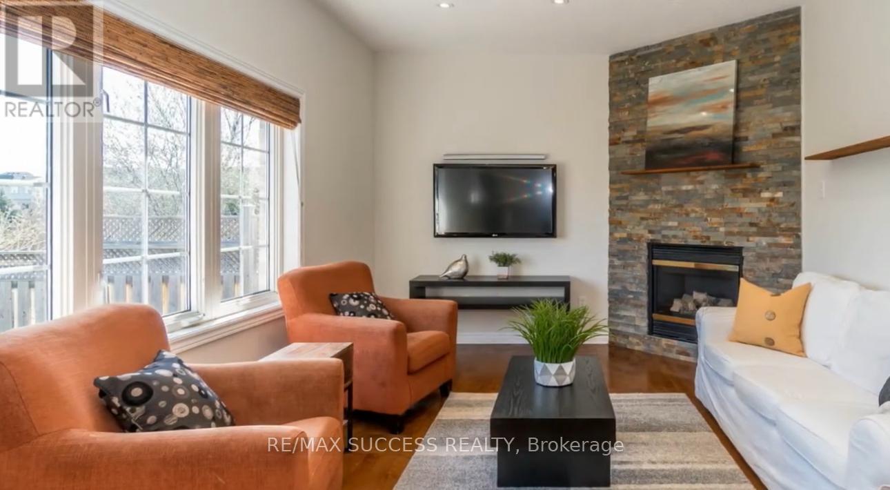 5847 Summerside Drive, Mississauga, Ontario  L5M 6J5 - Photo 2 - W13702720
