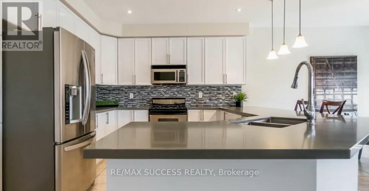 5847 Summerside Drive, Mississauga, Ontario  L5M 6J5 - Photo 4 - W13702720
