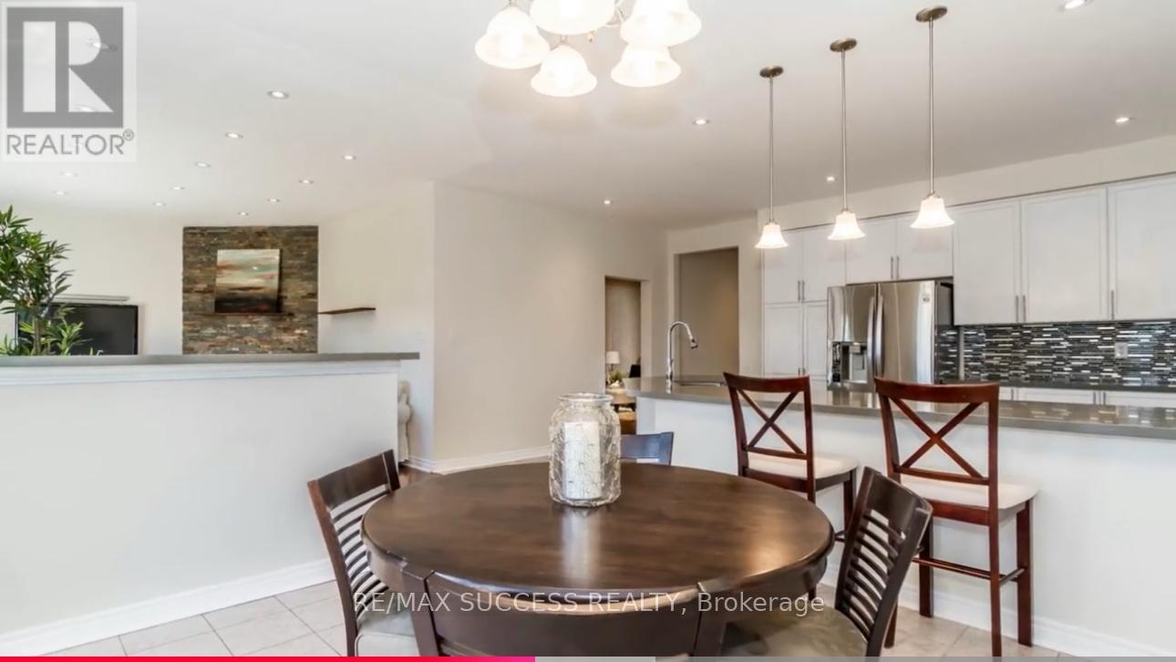 5847 Summerside Drive, Mississauga, Ontario  L5M 6J5 - Photo 5 - W13702720