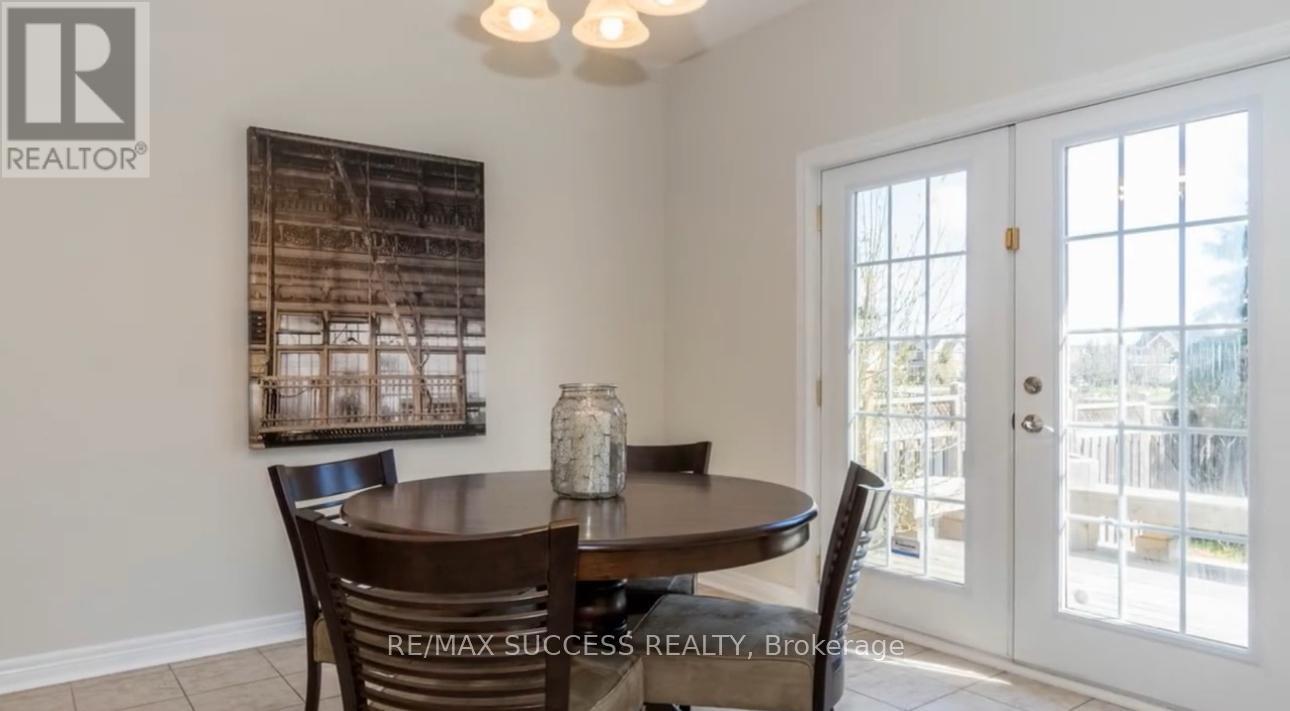5847 Summerside Drive, Mississauga, Ontario  L5M 6J5 - Photo 6 - W13702720