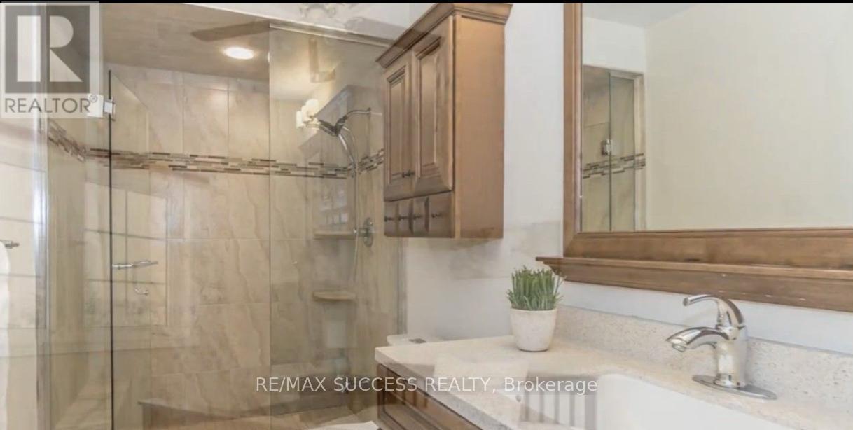 5847 Summerside Drive, Mississauga, Ontario  L5M 6J5 - Photo 7 - W13702720