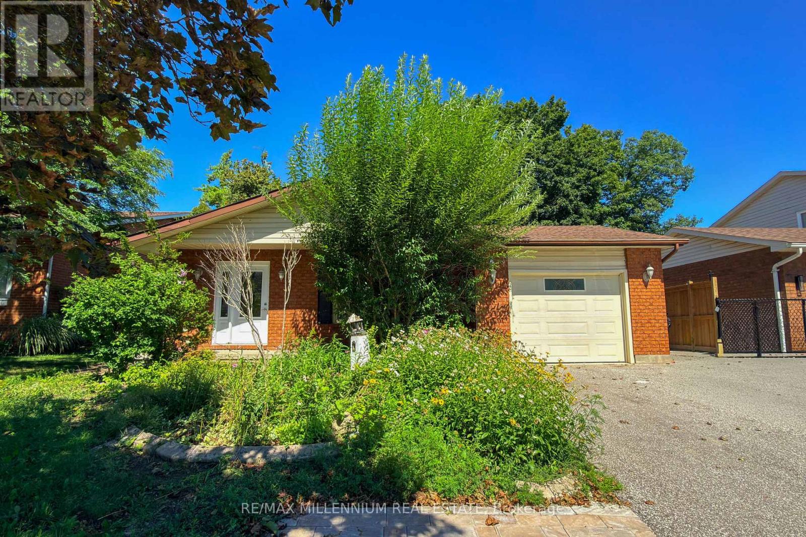 5 Pepler Place, Barrie, Ontario  L4N 5E3 - Photo 2 - S13669052