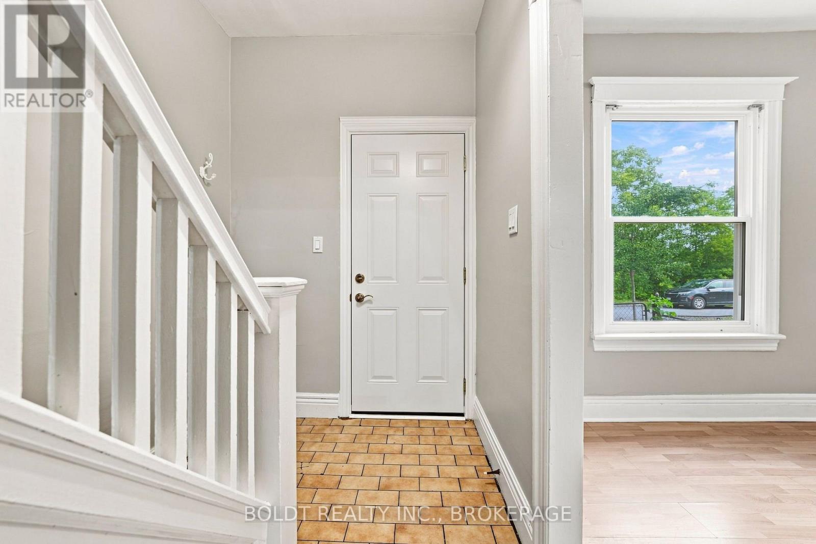 38 Mars Avenue, Hamilton, Ontario  L8L 3V8 - Photo 5 - X13702772