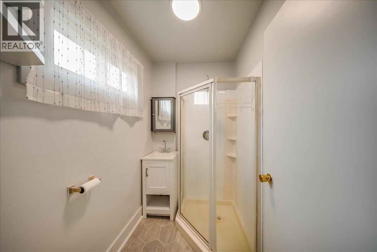 795 Binns Street, Trail, British Columbia  V1R 3G6 - Photo 11 - 10398503