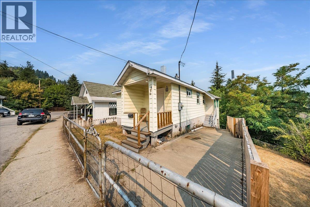 795 Binns Street, Trail, British Columbia  V1R 3G6 - Photo 2 - 10398503