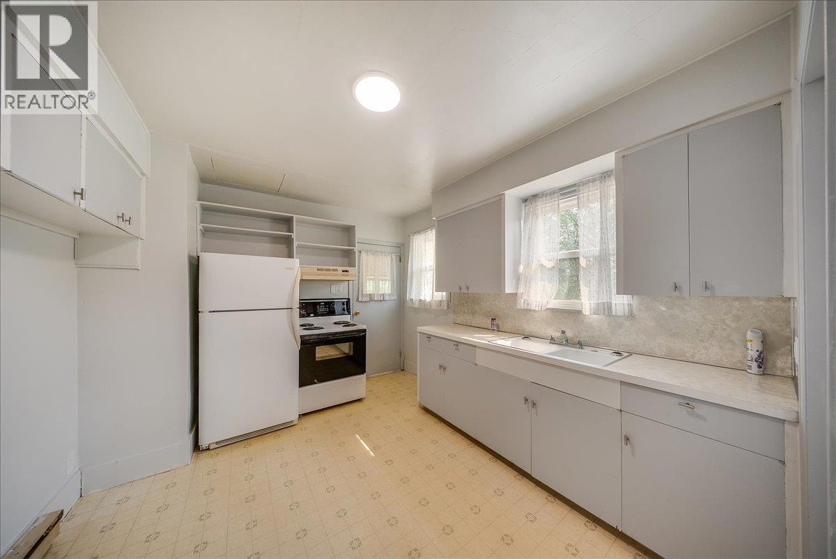 795 Binns Street, Trail, British Columbia  V1R 3G6 - Photo 3 - 10398503