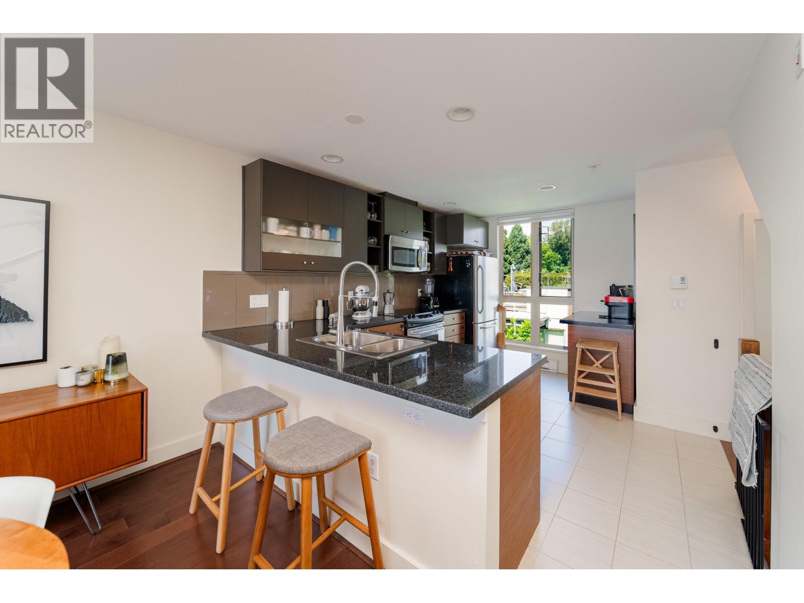 64 728 W 14TH STREET, North Vancouver, British Columbia