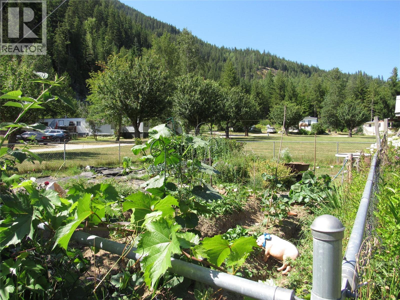 2057 Loff Road, Castlegar, British Columbia V1N 4N2 - Photo 14 - 10394720