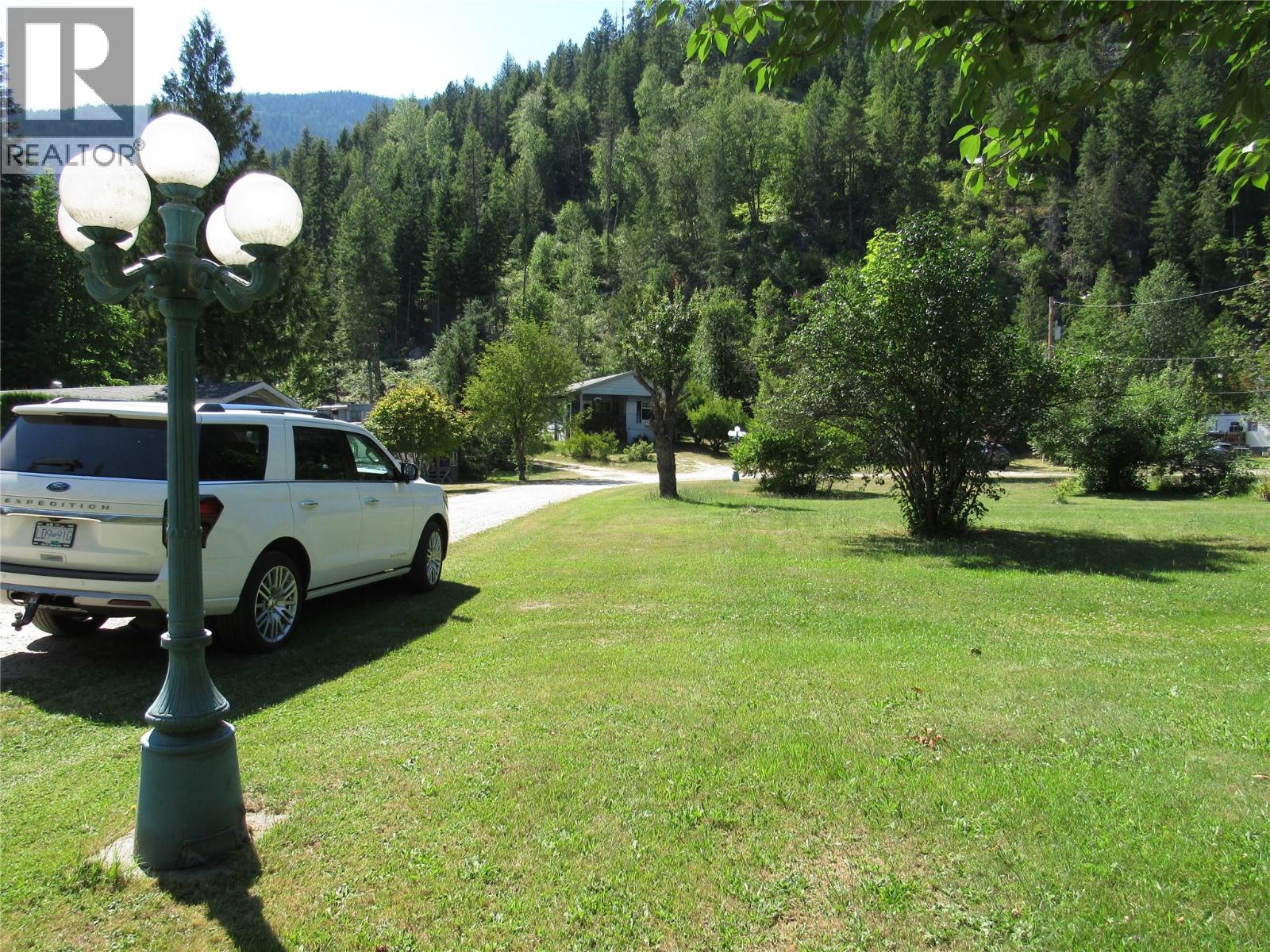 2057 Loff Road, Castlegar, British Columbia V1N 4N2 - Photo 13 - 10394720