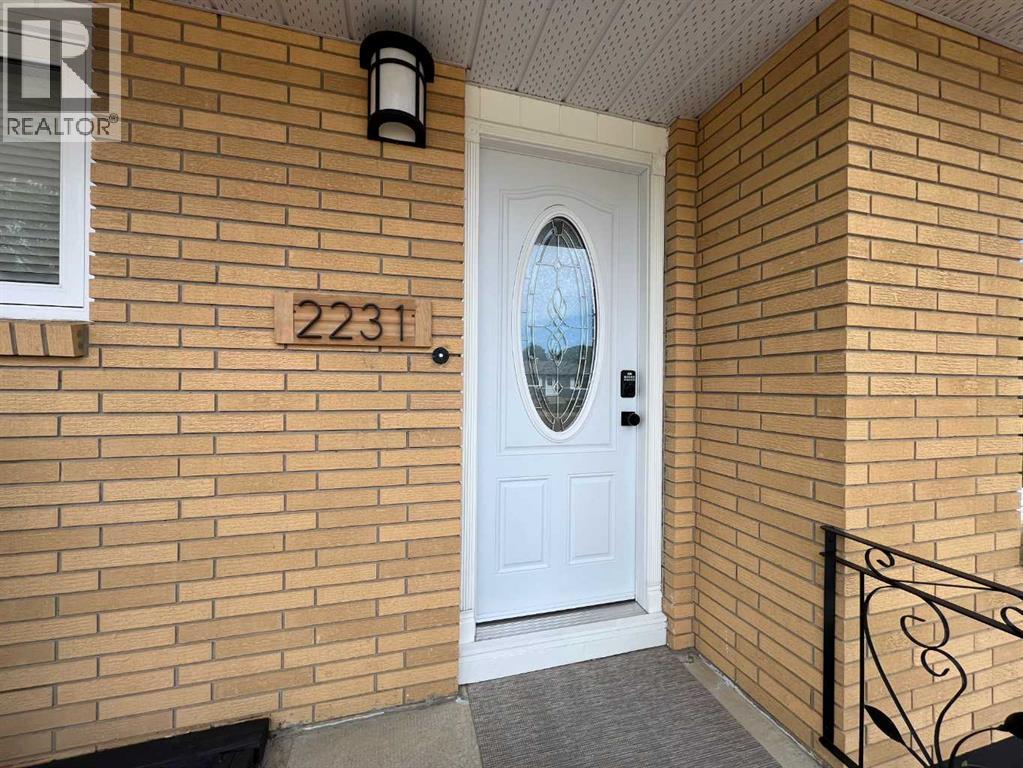 2231 20 Avenue SE, Medicine Hat, Alberta  T1A 3Y8 - Photo 2 - A2310294