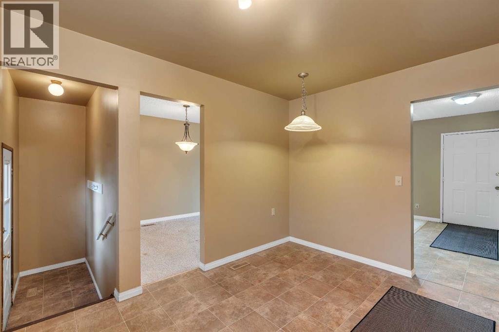 703 Woodpark Boulevard SW, Calgary, Alberta T2W 3M9 - Photo 8 - A2325598
