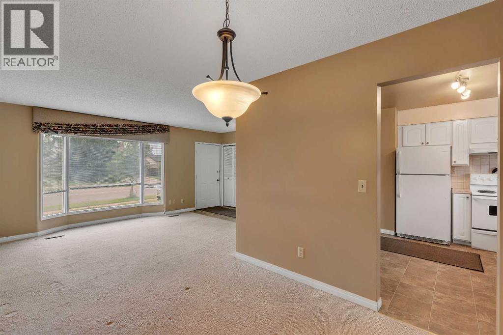 703 Woodpark Boulevard SW, Calgary, Alberta T2W 3M9 - Photo 4 - A2325598