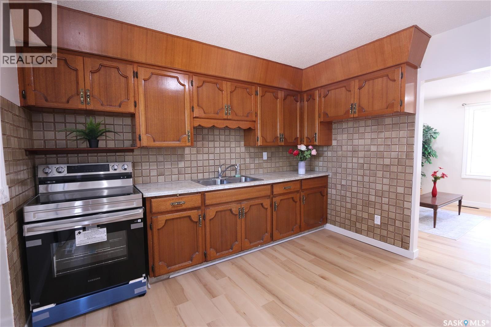 2910 Avonhurst Drive, Regina, Saskatchewan  S4R 3J5 - Photo 9 - SK046357