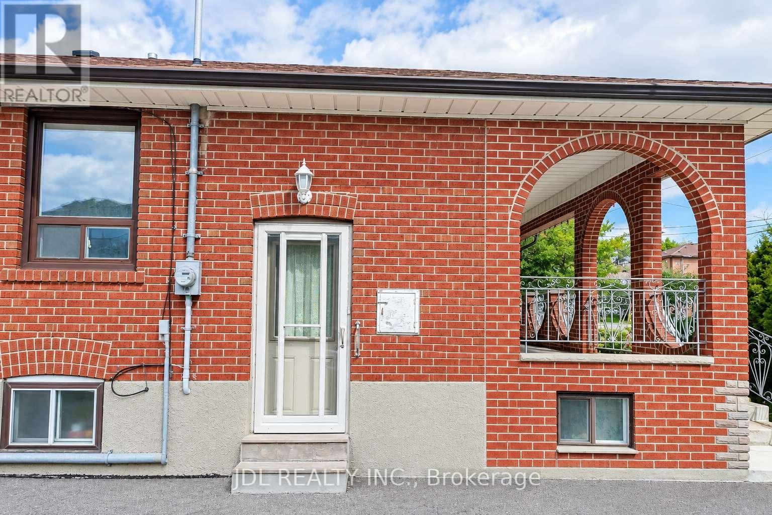 40 Montana Avenue, Toronto, Ontario  M3M 1B6 - Photo 11 - W13674436