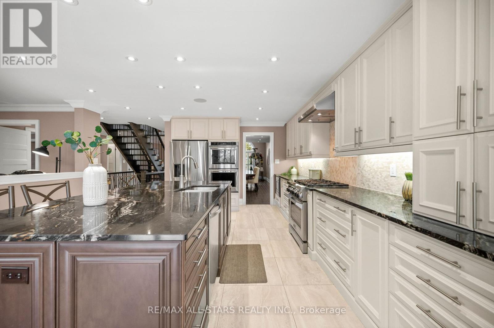 139 Rhodes Circle, Newmarket, Ontario  L3X 1V2 - Photo 9 - N13702946